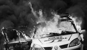 une-voiture-de-police-incendiee-par-des-manifestants-anti-police-a-paris-le-18-mai-2016_5599971